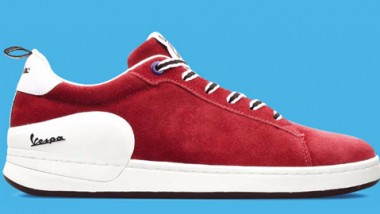Vespa lanza una línea de sneakers