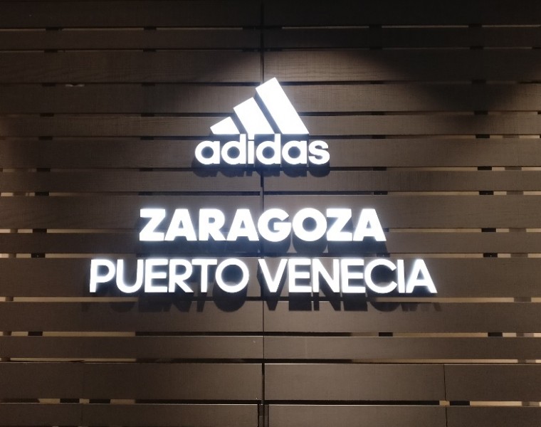 Adidas abre en Puerto Venecia Diffusion