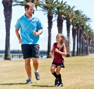 padre practica running con su hija