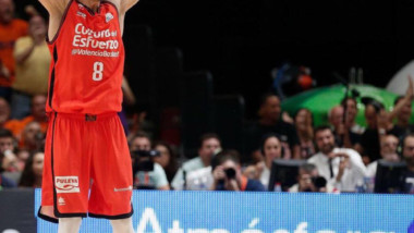 Atmósfera Sport celebra la Liga con el Valencia Basket y ultima la renovación