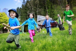 niños corriendo por el campo