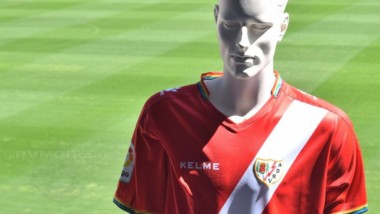 Kelme consuma su  fuerte apuesta por el fútbol con nuevos patrocinios