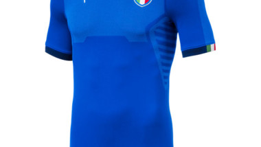 Buffon estrena la nueva camiseta de Italia de Puma