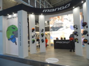 Mango, firma italiana de cascos de esquí, participa en Ispo Munich