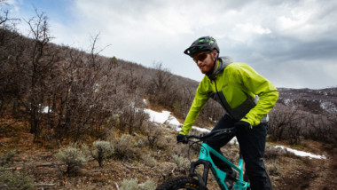 Gore Wear aborda los desafíos del mountain bike con dos cómodas chaquetas
