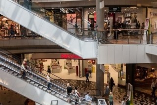 La afluencia a los centros comerciales retrocede un 43,1% en febrero