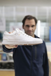 On lanza unas zapatillas de tenis junto a Roger Federer