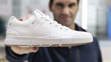 On lanza una zapatilla inspirada en el tenis junto a Roger Federer