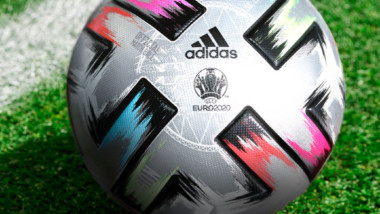 Los balones Adidas marcarán goles solidarios