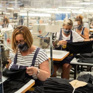 Buff crea su escuela de confección textil