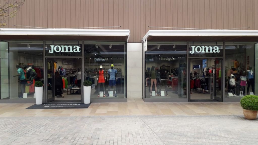 Joma inaugura tres tiendas propias