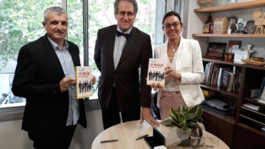 Manos Unidas recibe los derechos de autor de Los Aristegui, la novela de la empresa familiar