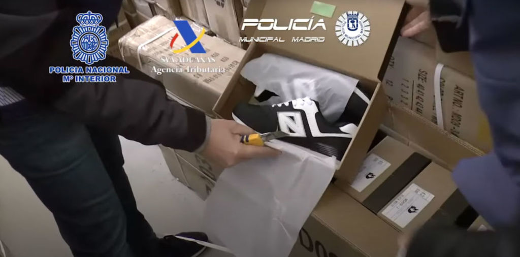 la policía incauta calzado falsificado