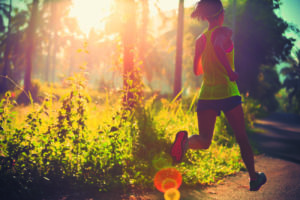 Mujer practicando running con ropa deportiva