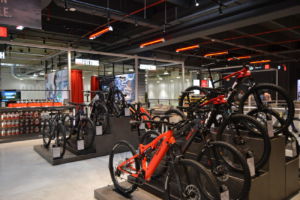 Bicicletas eléctricas en la tienda de Deporvillage en Alcorcón, Madrid
