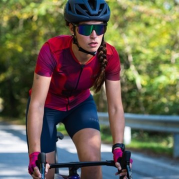 Rh+ redefine el ciclismo femenino con su colección de carretera