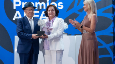Rafael Bernabéu, cofundador de J’hayber, ve reconocida su trayectoria empresarial