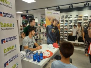 Gonzalo Melero colabora con Russell Athletic en un acto promocional en Base:Deportes Blanes