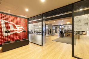 showroom en Barcelona de la firma de gorras, textil y accesorios New Era