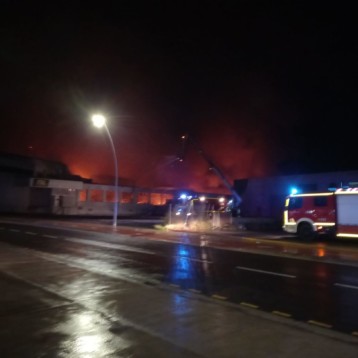 Un incendio arrasa las instalaciones de Chiruca
