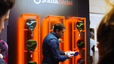 Joma exhibe en el Palau Sant Jordi su completa oferta de pádel