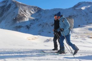 Xavi Bonatti en pleno test de la chaqueta Odin de Helly Hansen en Boí Taüll coincidiendo con el Open Mountain Month