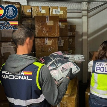 Más de dos toneladas de ropa falsificadas interceptadas por la Policía